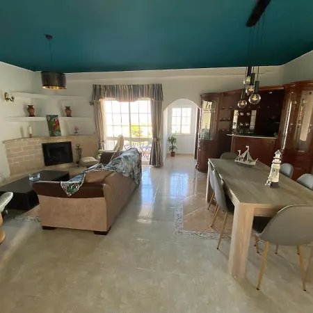 Casa de Férias Moradia Olival- Bbq, 2 Quartos, Quintal *